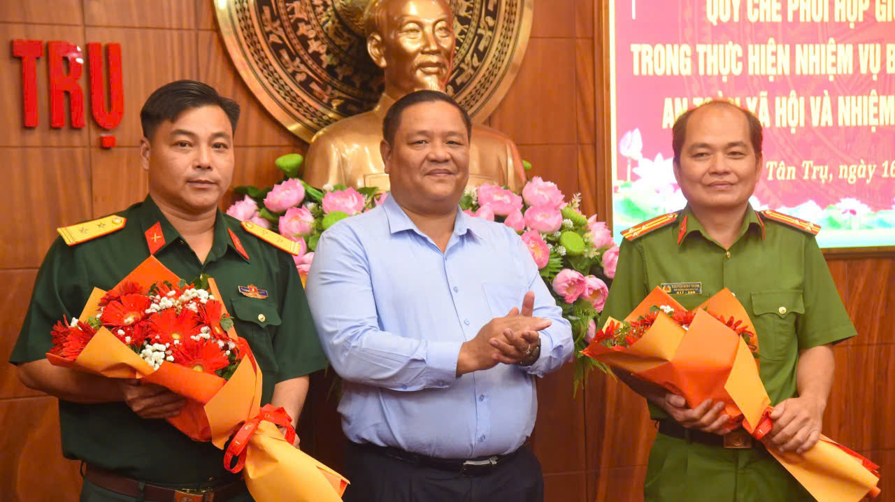 T&acirc;y Ninh: Hai lực lượng n&ograve;ng cốt ở x&atilde; T&acirc;n Trụ tạo l&aacute; chắn vững chắc để người d&acirc;n vui Xu&acirc;n, đ&oacute;n Tết - Ảnh 2.