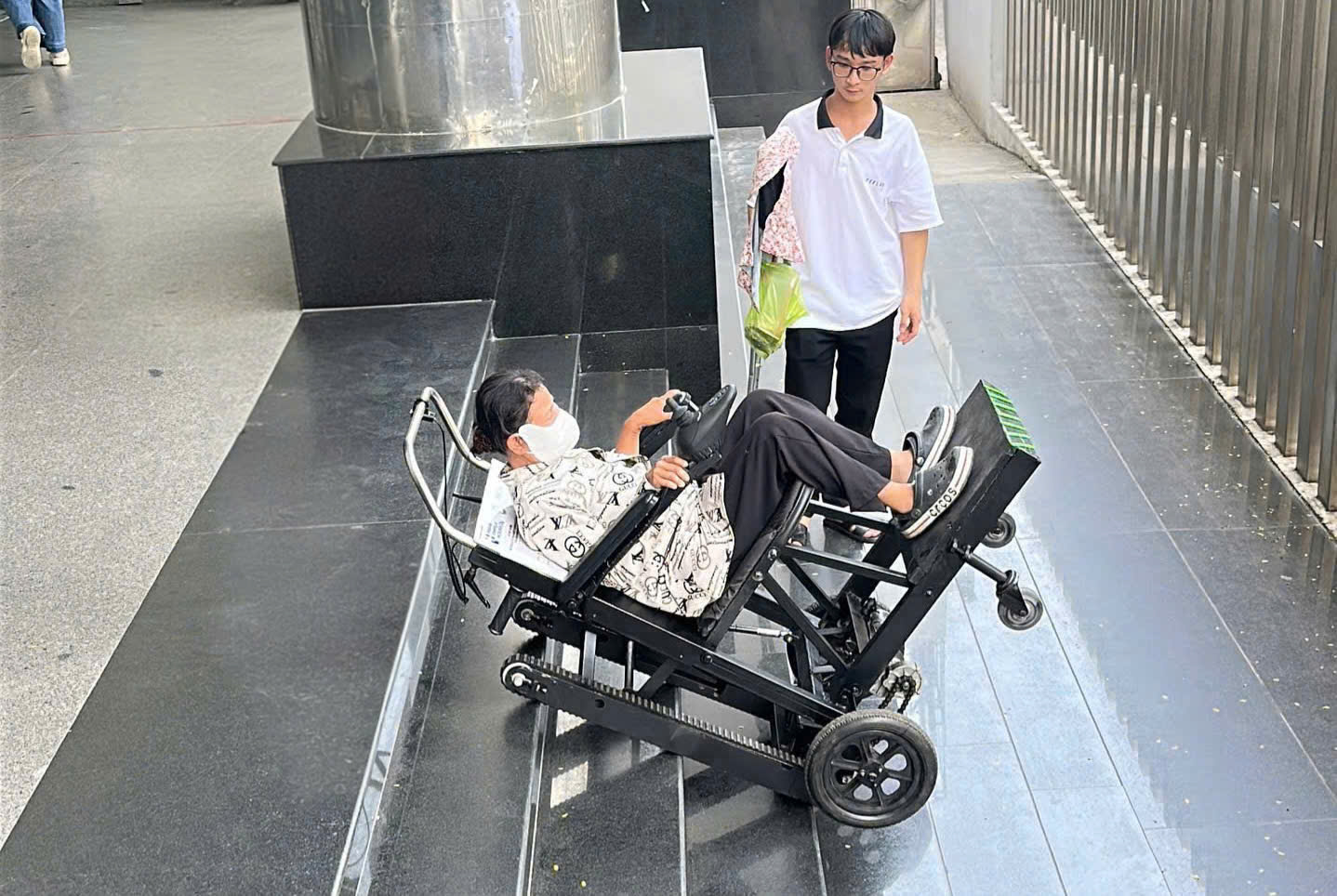 Người trẻ đam mê sáng tạo, tự tin khởi nghiệp: Xe lăn leo cầu thang chi phí thấp - Ảnh 1.