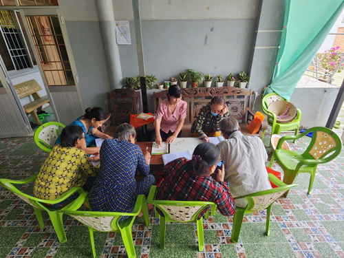 C&ocirc; gi&aacute;o gieo chữ, gieo y&ecirc;u thương - Ảnh 1.