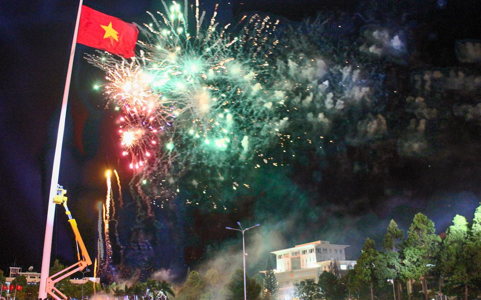 V&igrave; sao Đắk Lắk hỏa tốc bắn ph&aacute;o hoa đ&ecirc;m giao thừa? - Ảnh 2.