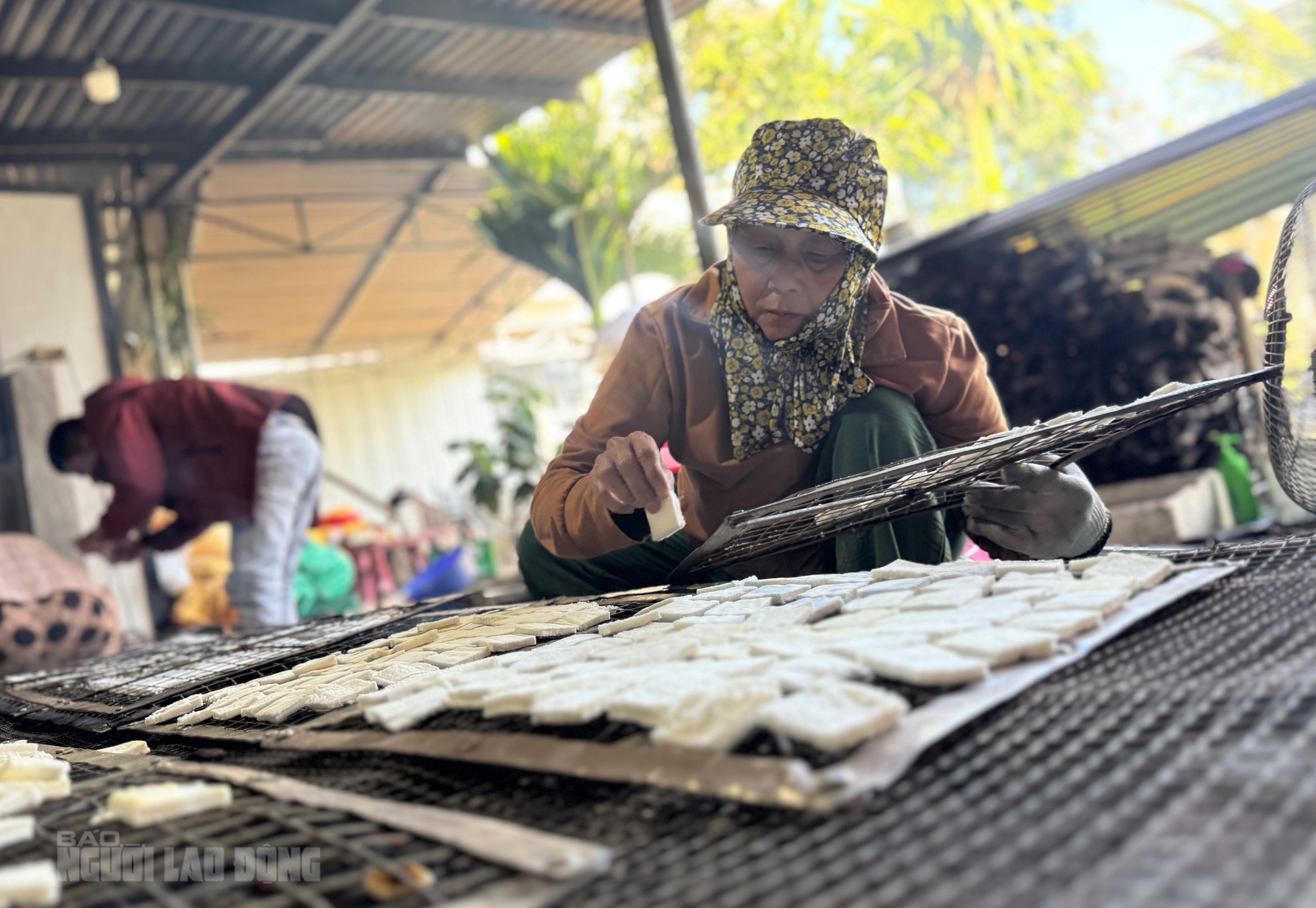 Giữ lửa b&aacute;nh kh&ocirc; m&egrave; Quan Ch&acirc;u từ b&agrave;n tay người thợ gi&agrave; - Ảnh 3.