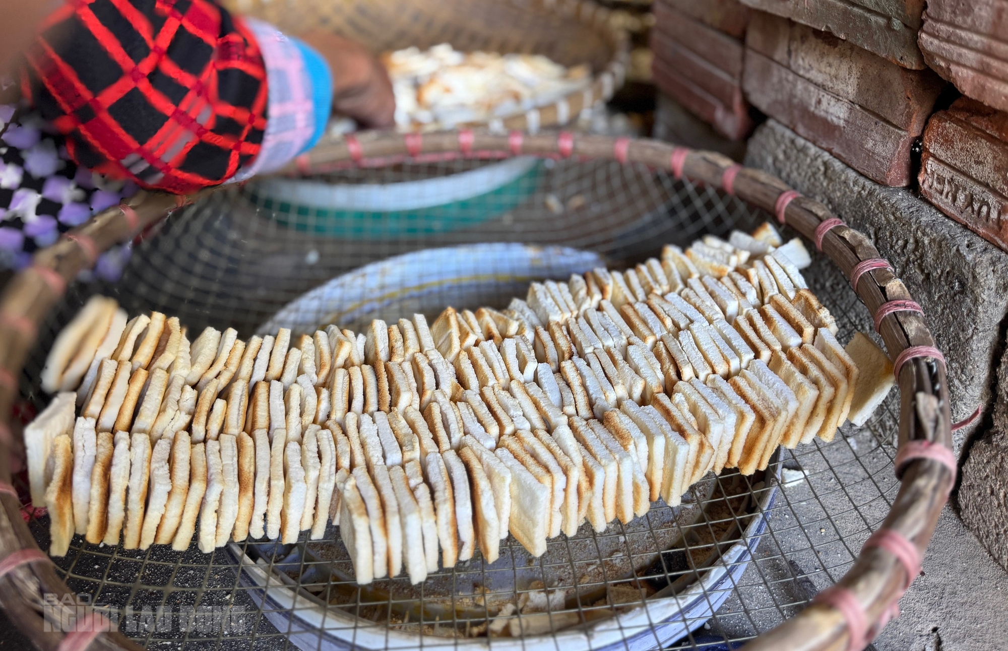 Giữ lửa b&aacute;nh kh&ocirc; m&egrave; Quan Ch&acirc;u từ b&agrave;n tay người thợ gi&agrave; - Ảnh 4.