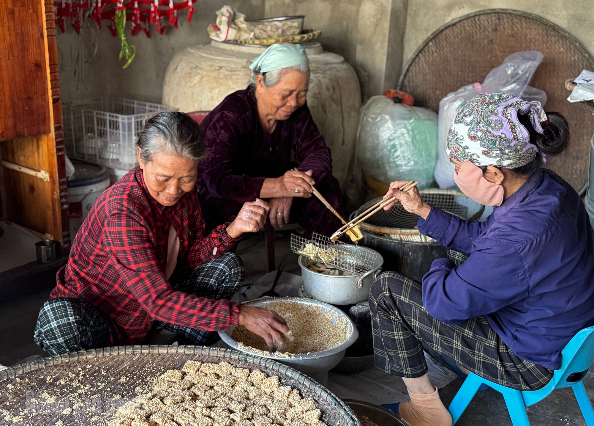 Giữ lửa b&aacute;nh kh&ocirc; m&egrave; Quan Ch&acirc;u từ b&agrave;n tay người thợ gi&agrave; - Ảnh 5.