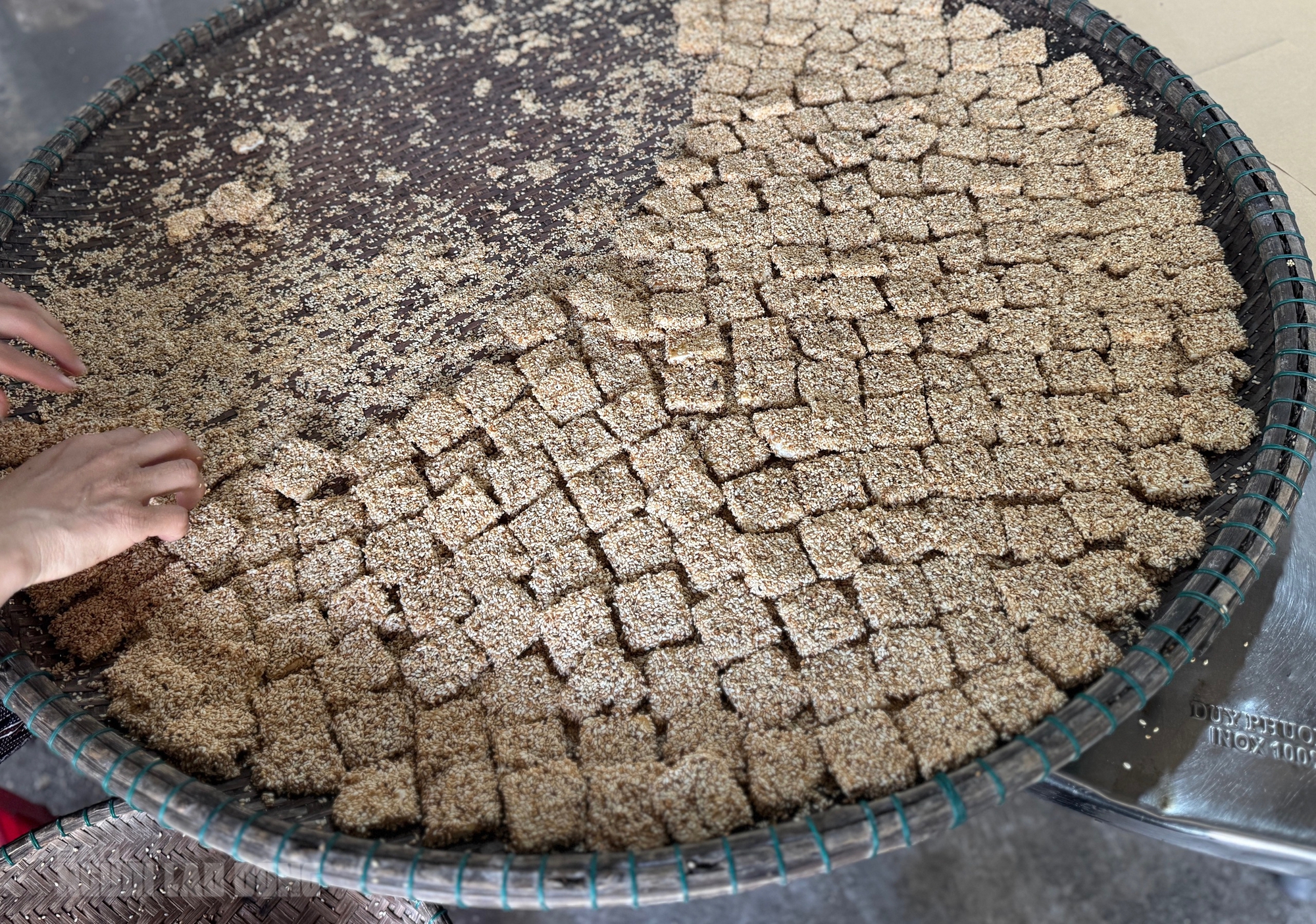 Giữ lửa b&aacute;nh kh&ocirc; m&egrave; Quan Ch&acirc;u từ b&agrave;n tay người thợ gi&agrave; - Ảnh 6.