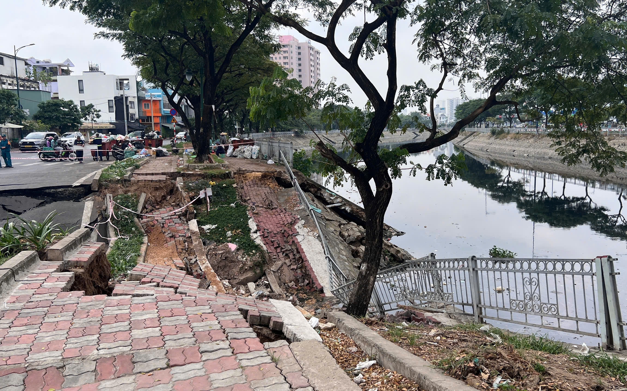 Hiện trường sụp đường Ba Đ&igrave;nh: L&atilde;nh đạo TPHCM y&ecirc;u cầu xử l&yacute; trước Tết - Ảnh 2.