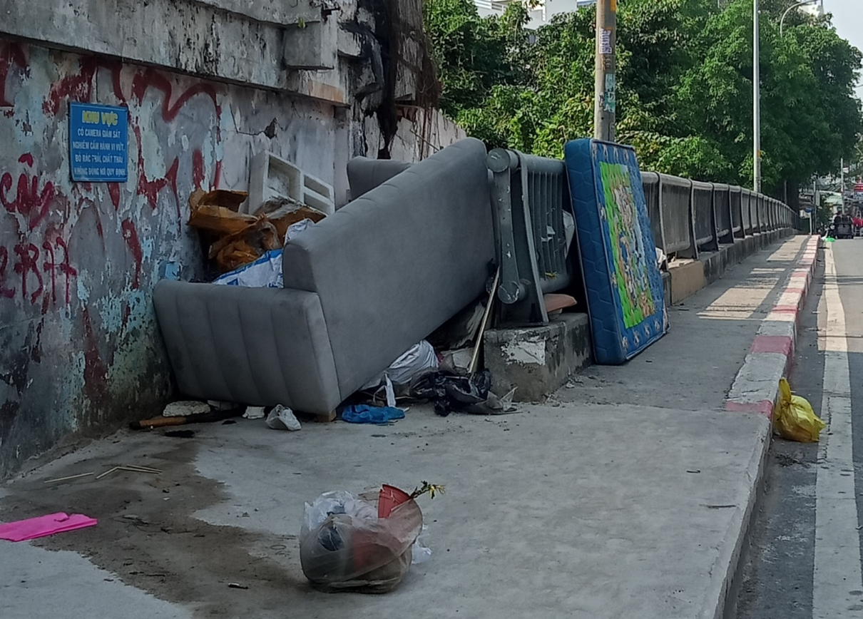 Chống xả rác bằng kỷ cương và ý thức - Ảnh 1.