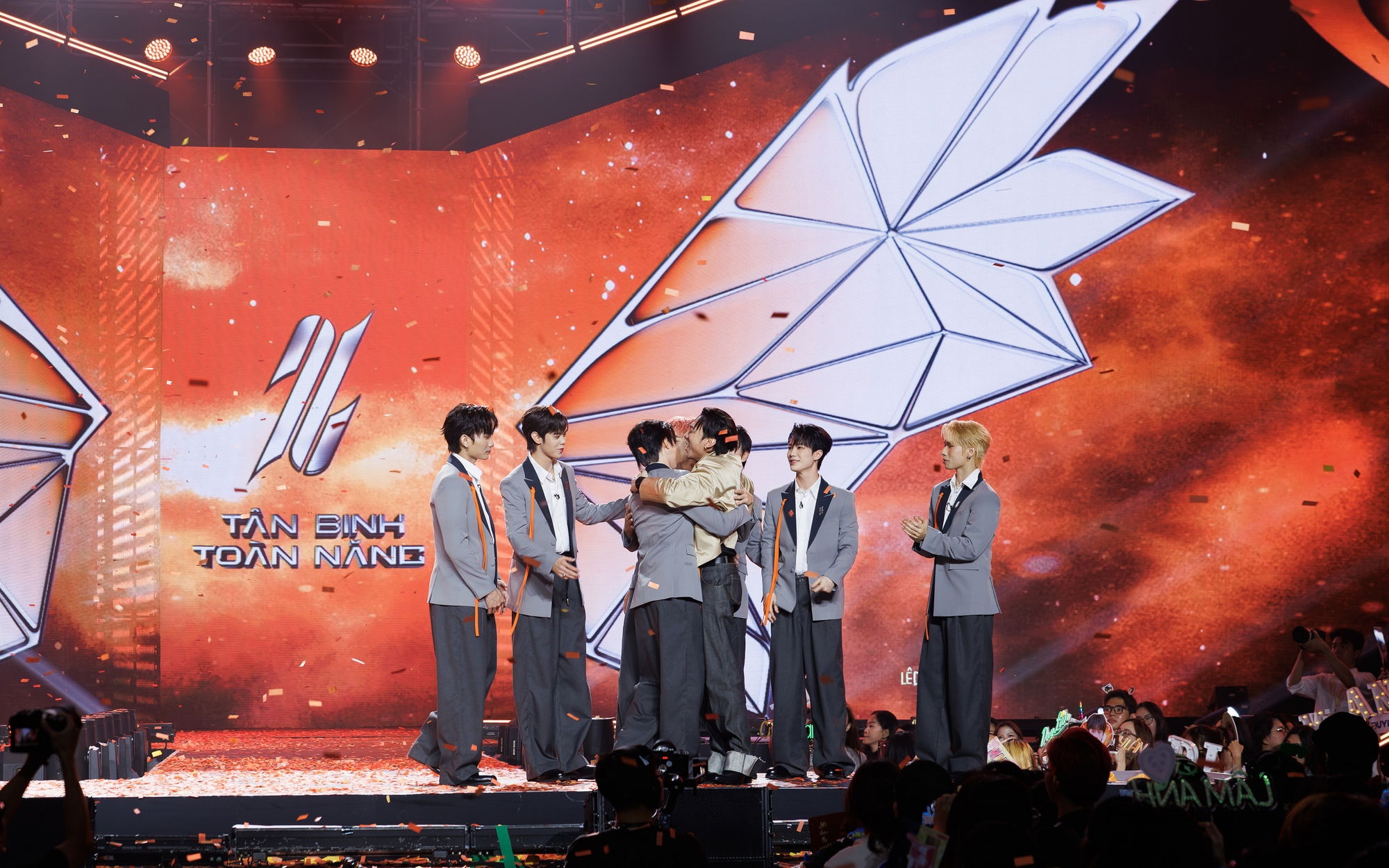 Fans v&acirc;y k&iacute;n nh&oacute;m UPRIZE tr&ecirc;n xe bus  - Ảnh 2.