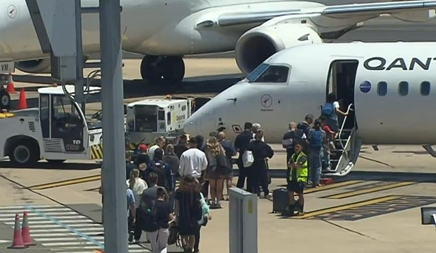 M&aacute;y bay Qantas quay đầu hai lần khiến h&agrave;nh kh&aacute;ch chờ đợi suốt 6 giờ - Ảnh 1.