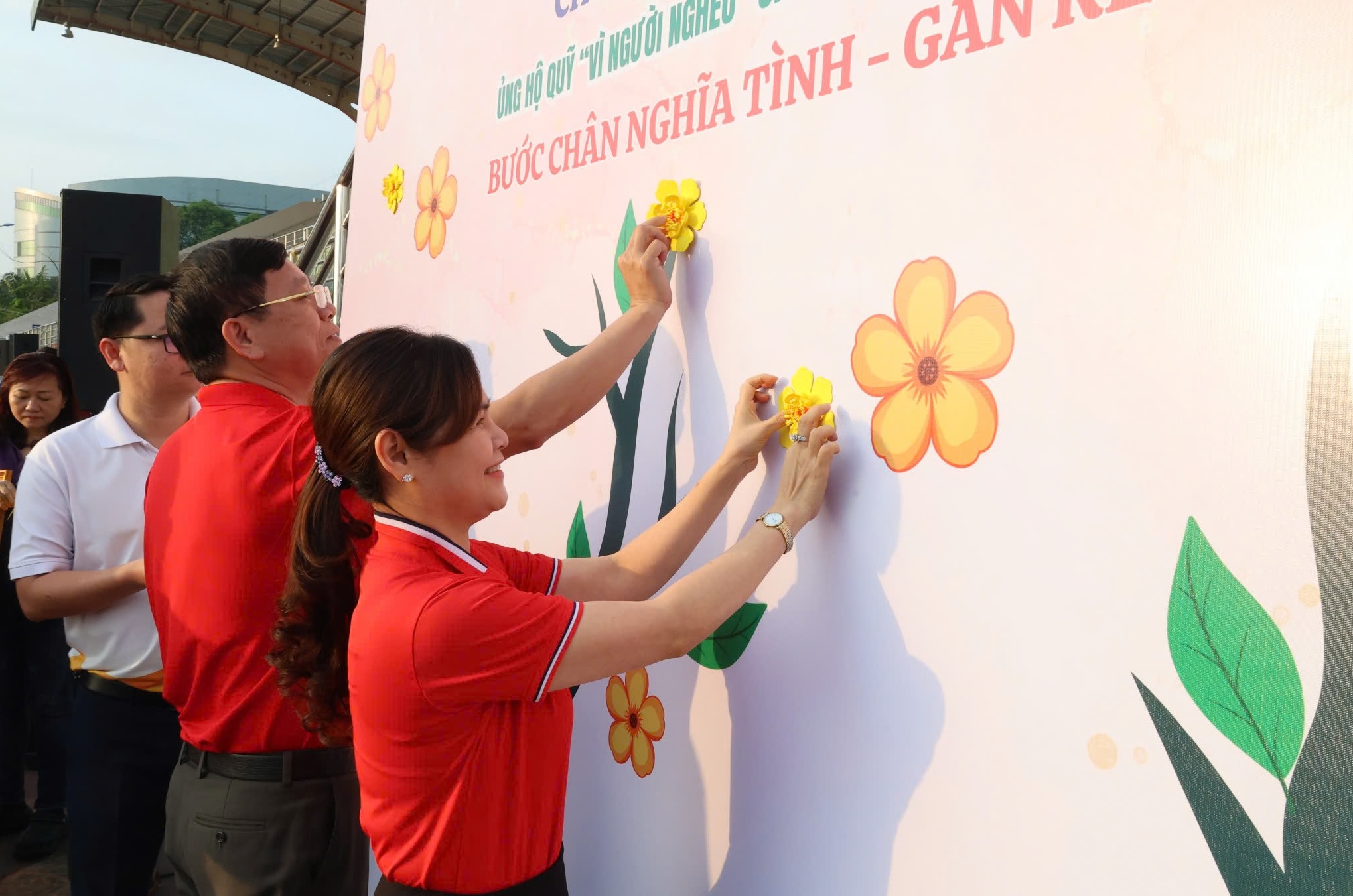 Một buổi đi bộ, phường B&igrave;nh Thạnh - TPHCM vận động hơn 1,6 tỉ đồng chăm lo Tết - Ảnh 5.