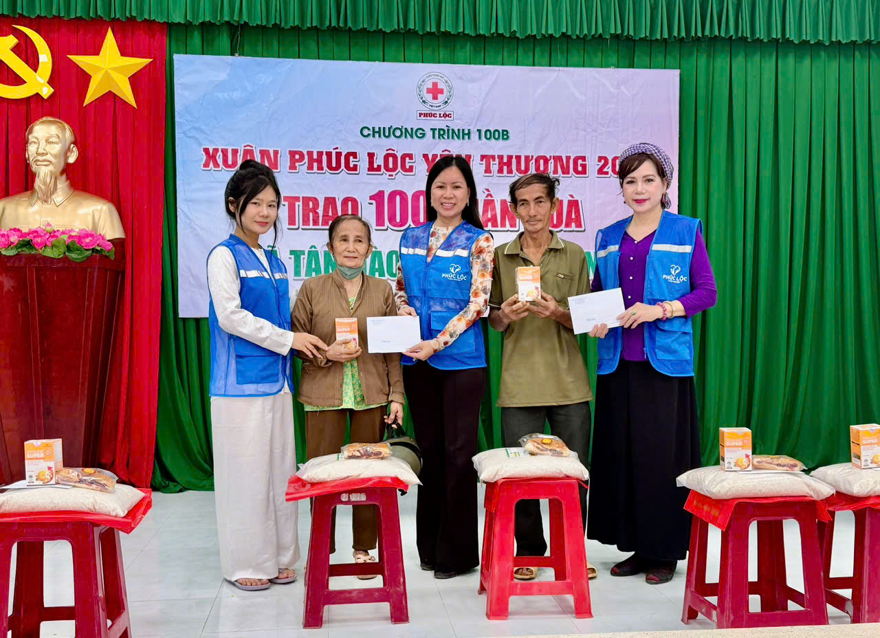 C&ocirc;ng nh&acirc;n v&agrave; người d&acirc;n tham gia lễ khởi c&ocirc;ng