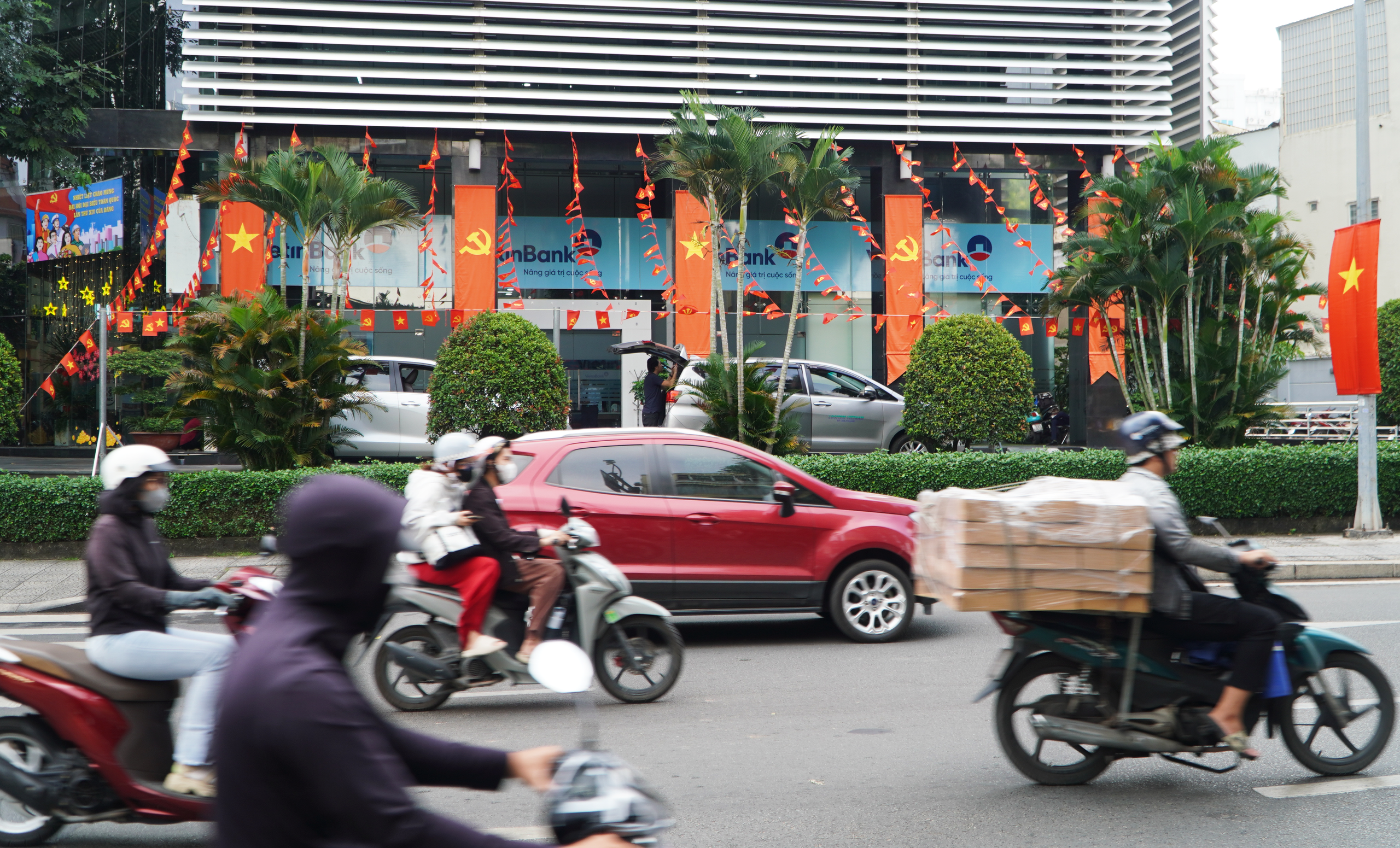 TPHCM rực rỡ cờ hoa, h&acirc;n hoan hướng về Đại hội XIV của Đảng - Ảnh 1.