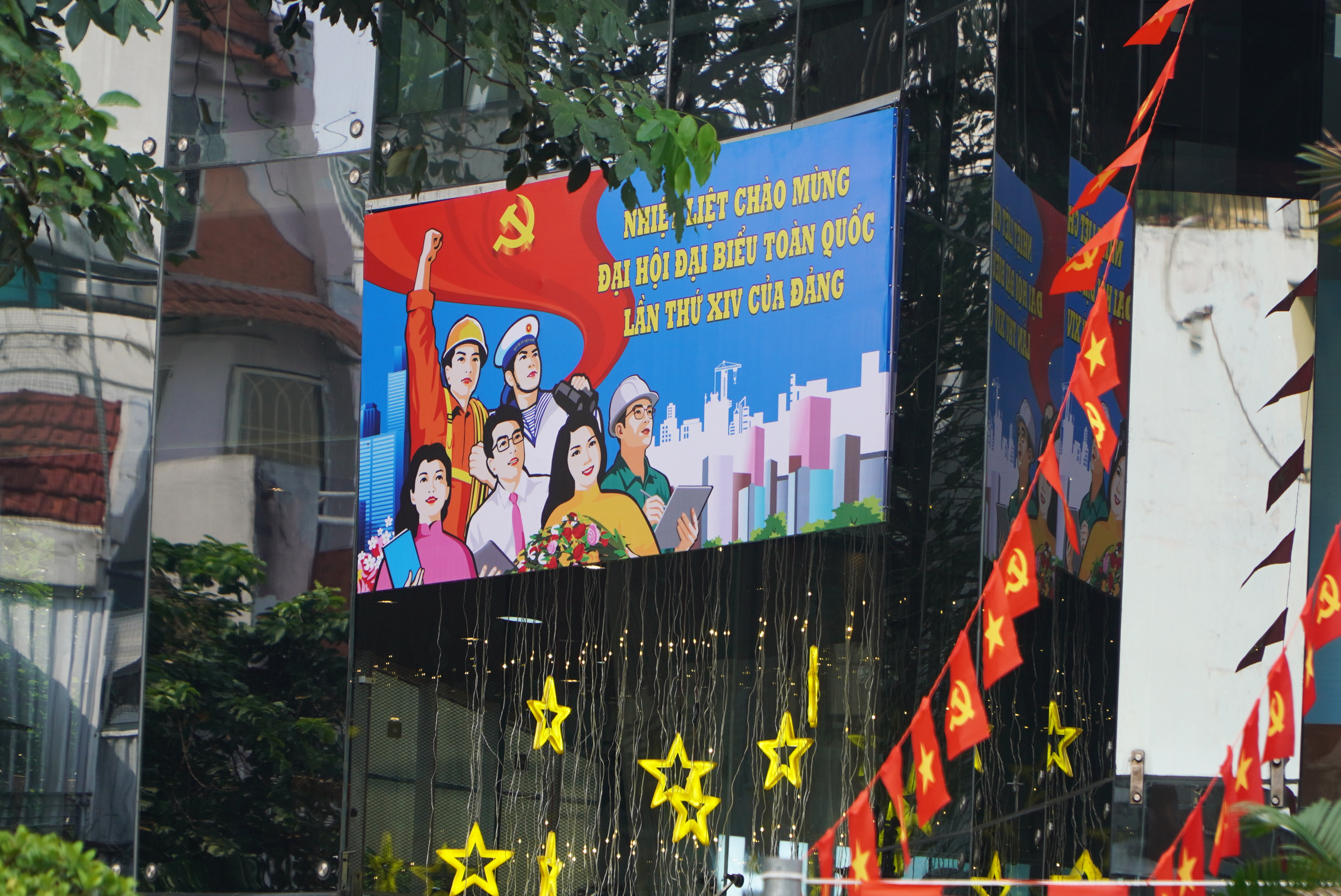 TPHCM rực rỡ cờ hoa, h&acirc;n hoan hướng về Đại hội XIV của Đảng - Ảnh 2.