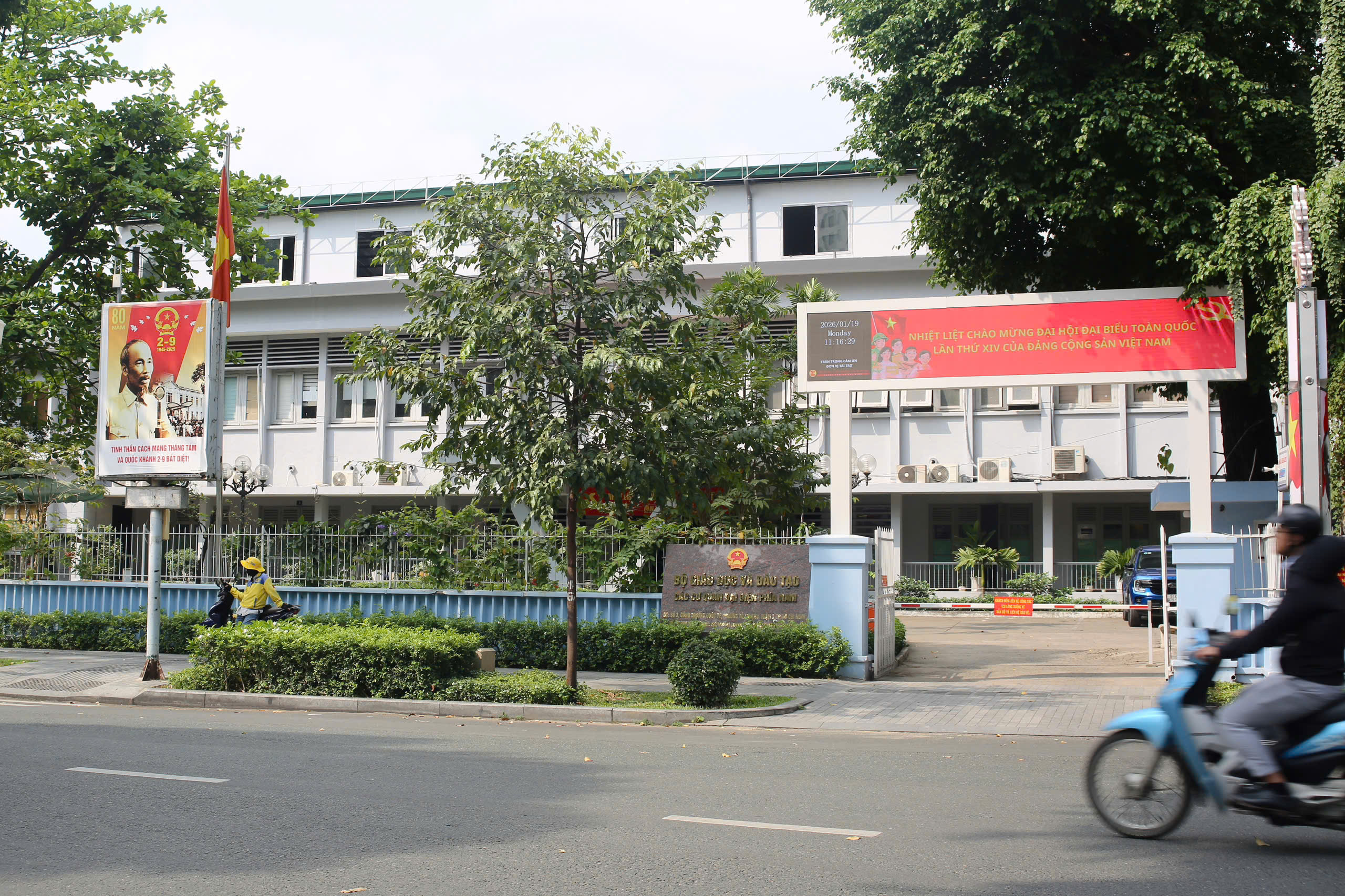 TPHCM rực rỡ cờ hoa, h&acirc;n hoan hướng về Đại hội XIV của Đảng - Ảnh 20.