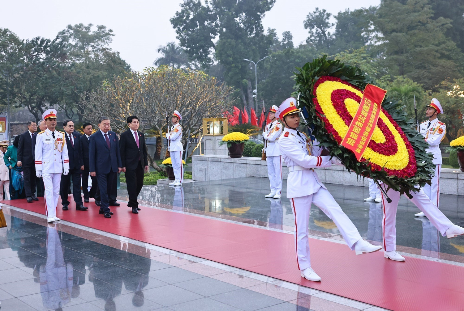 Đại biểu dự Đại hội XIV vào Lăng viếng Chủ tịch Hồ Chí Minh, đặt hoa tại Đài tưởng niệm các Anh hùng liệt sĩ - Ảnh 6.