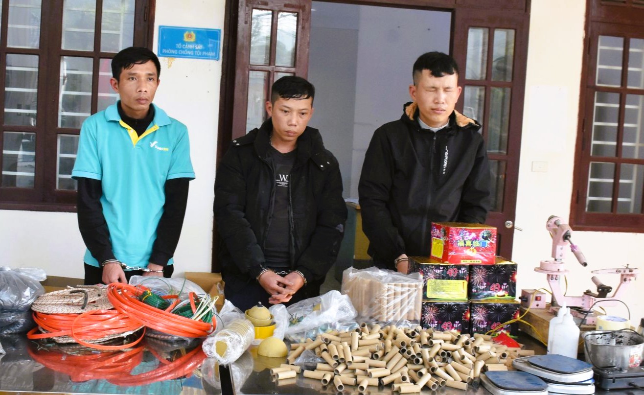 Hai anh em ruột ở Thanh Hóa mở "công xưởng" sản xuất pháo hoa trái phép - Ảnh 2.