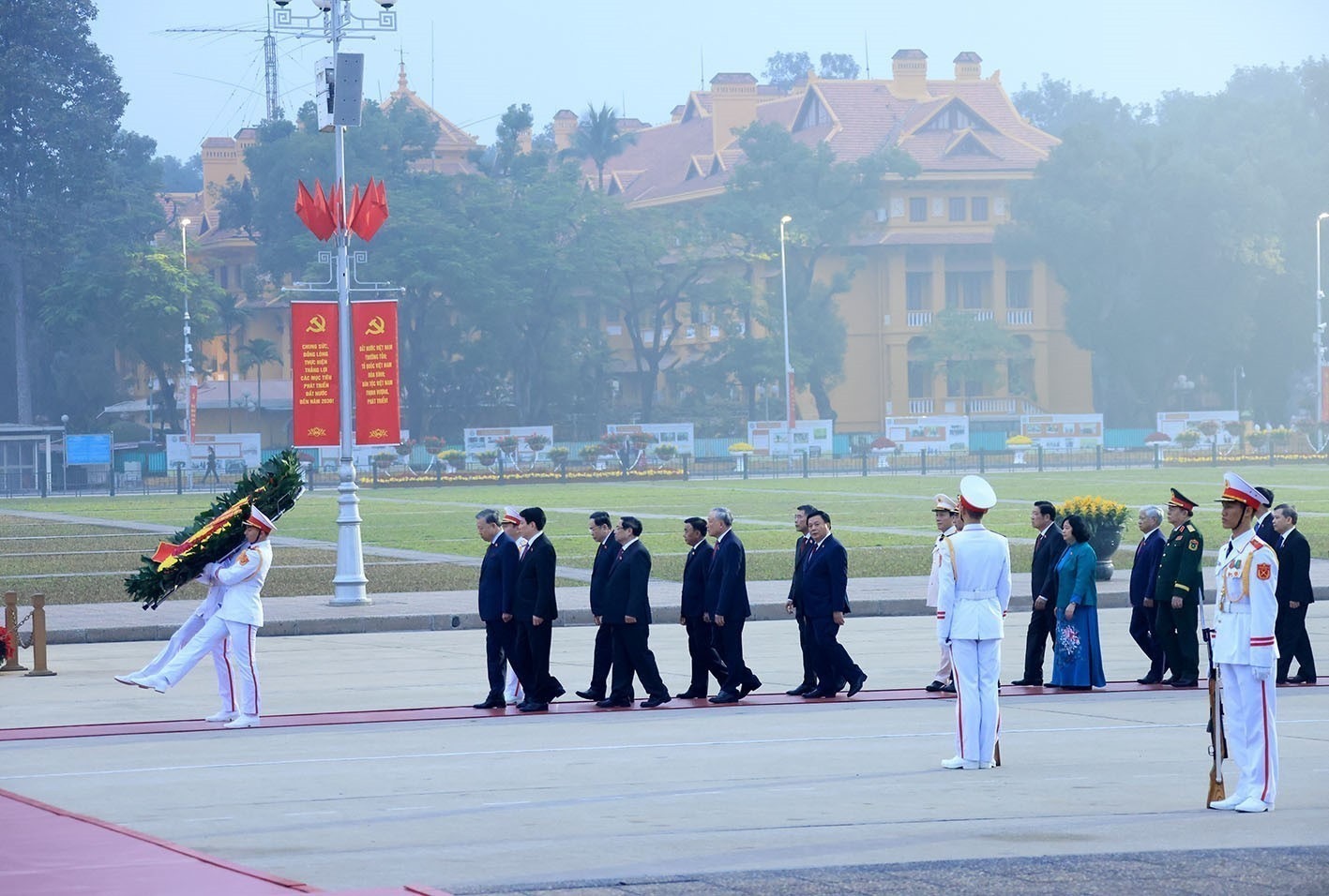 Đại biểu dự Đại hội XIV vào Lăng viếng Chủ tịch Hồ Chí Minh, đặt hoa tại Đài tưởng niệm các Anh hùng liệt sĩ - Ảnh 3.