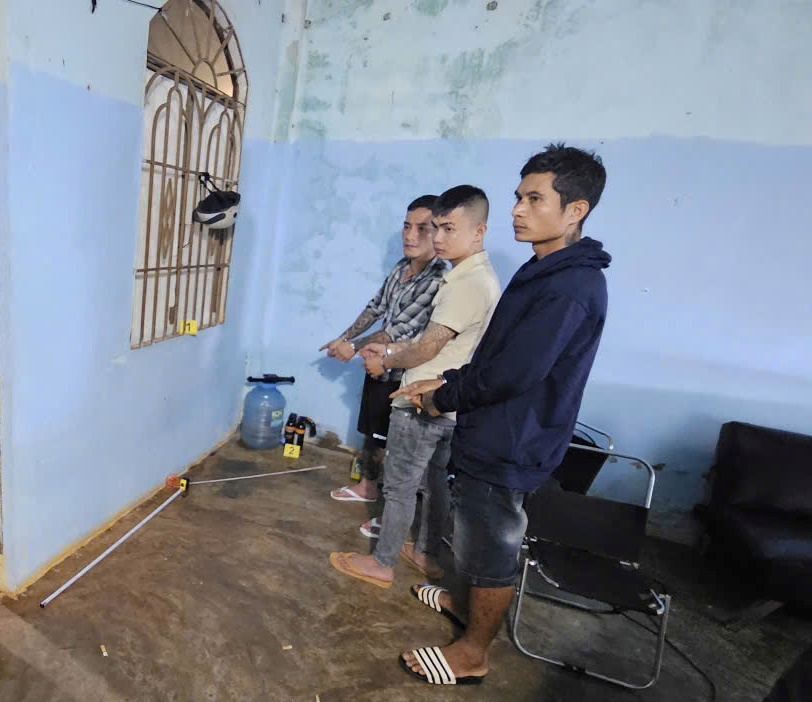 Nhóm đối tượng tra tấn nữ nhân viên quán karaoke như thời trung cổ - Ảnh 1.