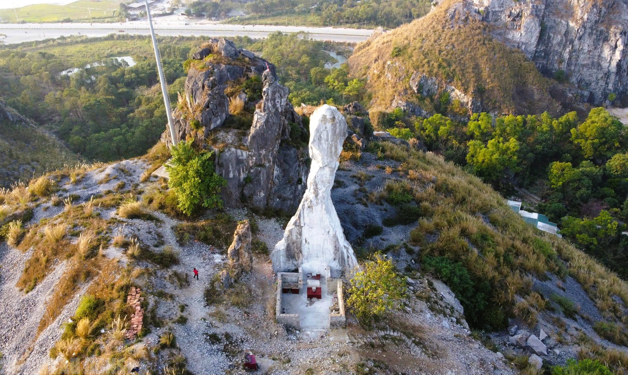 Chủ đầu tư n&oacute;i về số tiền 17 tỉ đồng gia cố H&ograve;n Vọng Phu - Ảnh 1.