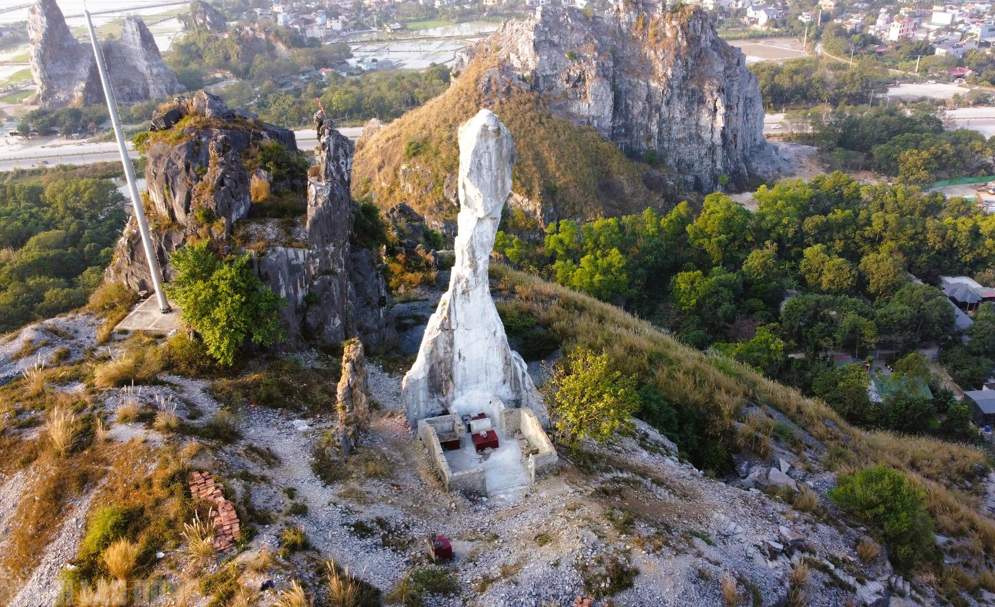 Chủ đầu tư n&oacute;i về số tiền 17 tỉ đồng gia cố H&ograve;n Vọng Phu - Ảnh 3.