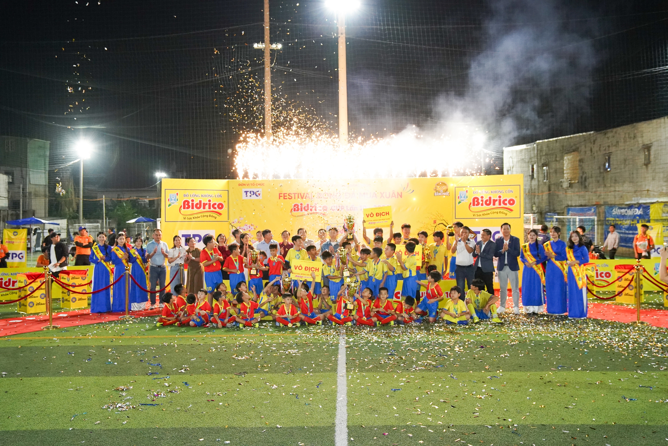 Trung tâm bóng đá Đăng Phúc và Châu Ngọc Quang lan tỏa yêu thương - Ảnh 1.