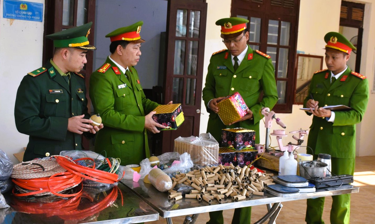 Hai anh em ruột ở Thanh Hóa mở "công xưởng" sản xuất pháo hoa trái phép - Ảnh 1.