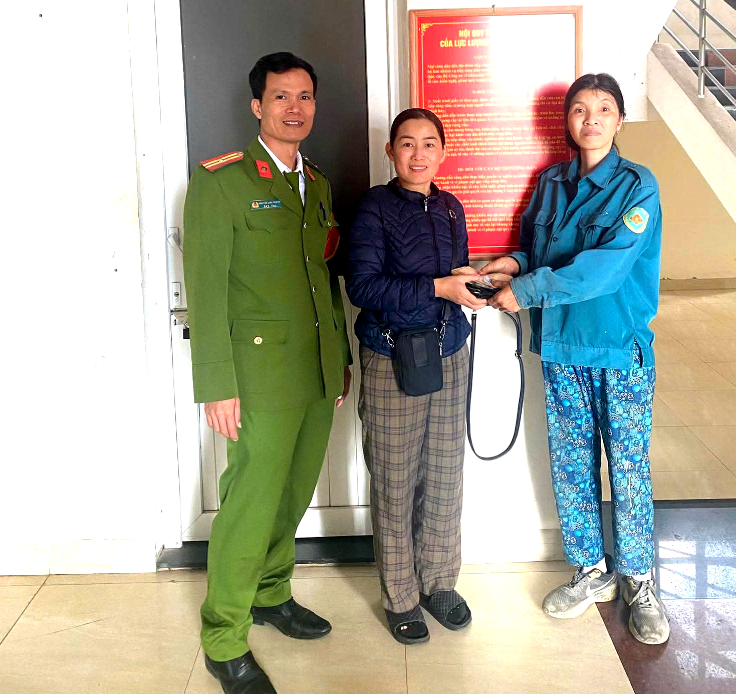 Hành động đẹp của người phụ nữ thu mua ve chai gây cảm động cộng đồng - Ảnh 1.