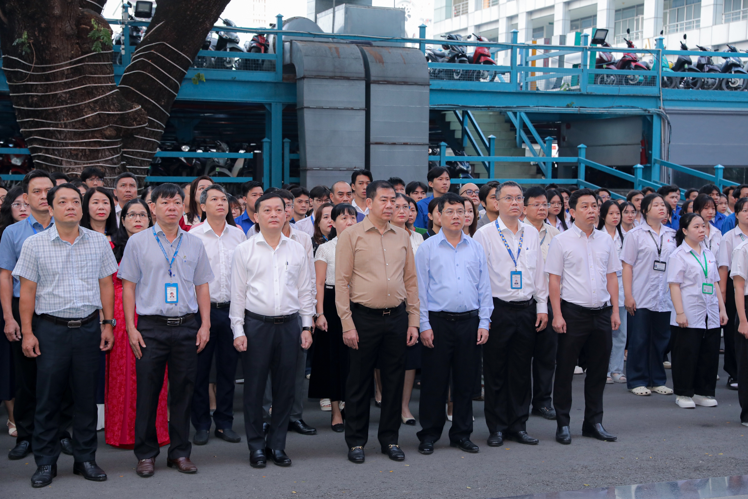 TPHCM rực rỡ cờ hoa, h&acirc;n hoan hướng về Đại hội XIV của Đảng - Ảnh 12.