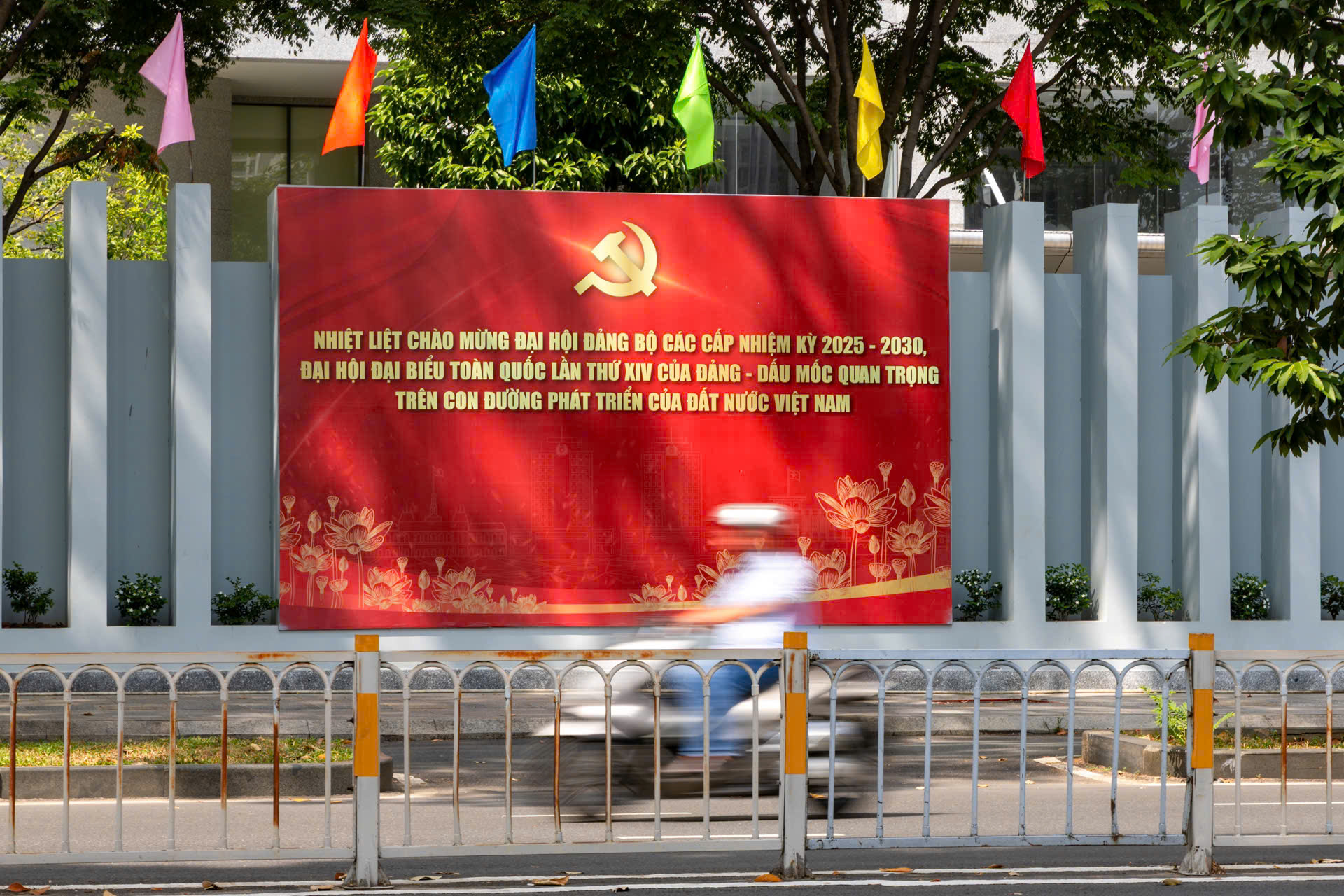 TPHCM rực rỡ cờ hoa, h&acirc;n hoan hướng về Đại hội XIV của Đảng - Ảnh 5.