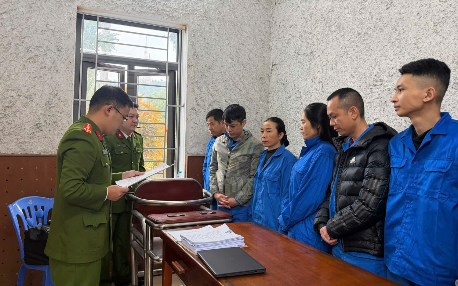 C&ocirc;ng an Đắk Lắk triệt ph&aacute; đường d&acirc;y đ&aacute;nh bạc quy m&ocirc; lớn với 11 điểm bị đột k&iacute;ch - Ảnh 1.