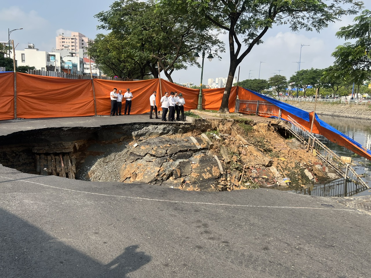 Hiện trường sụp đường Ba Đình: Lãnh đạo TPHCM yêu cầu xử lý trước Tết - Ảnh 2.