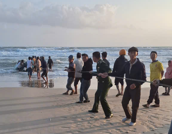 Ngư dân mất tích trên biển do ghe đánh cá bị chìm tại Quảng Trị - Ảnh 1.