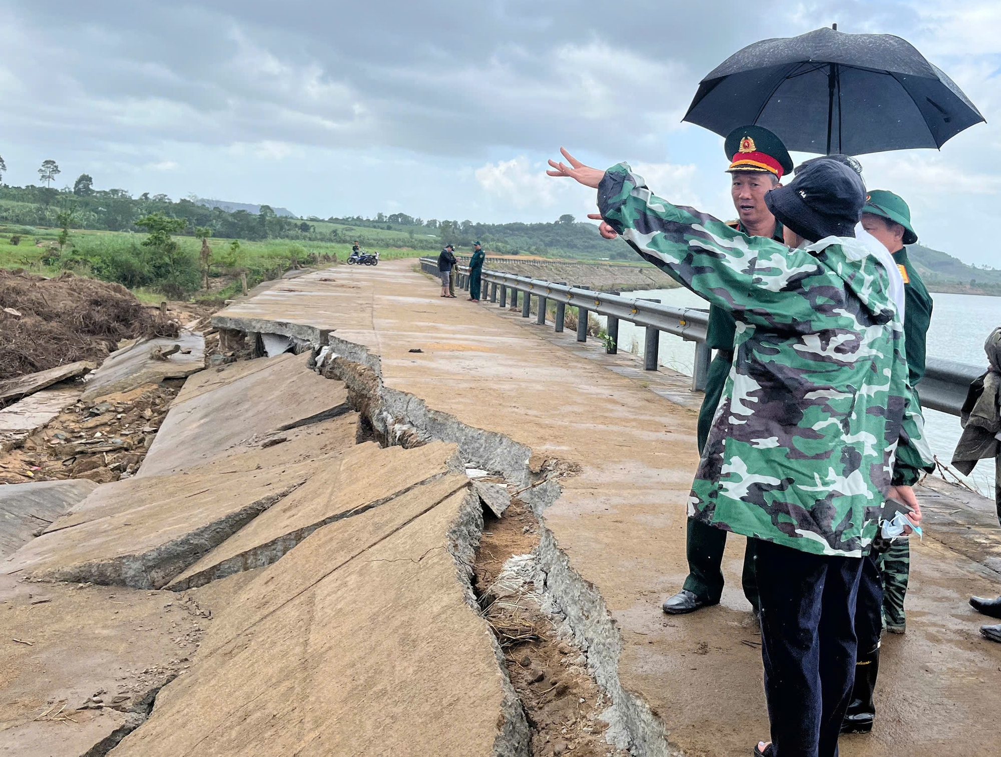 Sập bờ kè sông Ba làm 4 người tử vong: Bờ kè đã bị sạt lở nặng - Ảnh 1.