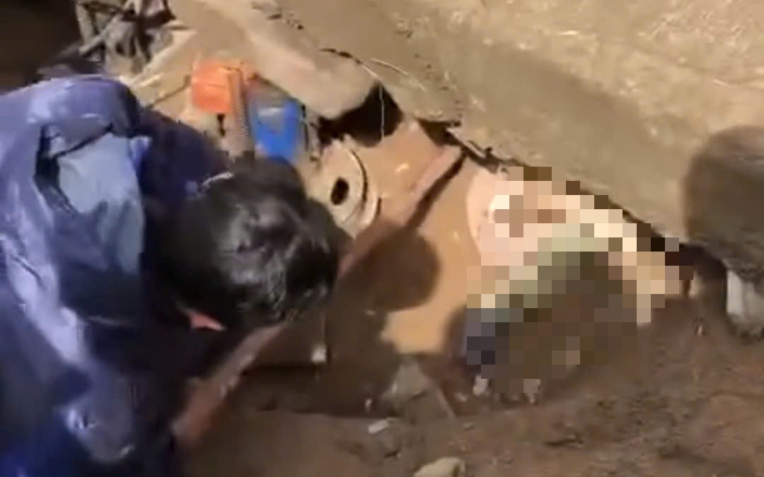 Sập bờ k&egrave; s&ocirc;ng Ba l&agrave;m 4 người tử vong: Bờ k&egrave; đ&atilde; bị sạt lở nặng - Ảnh 2.