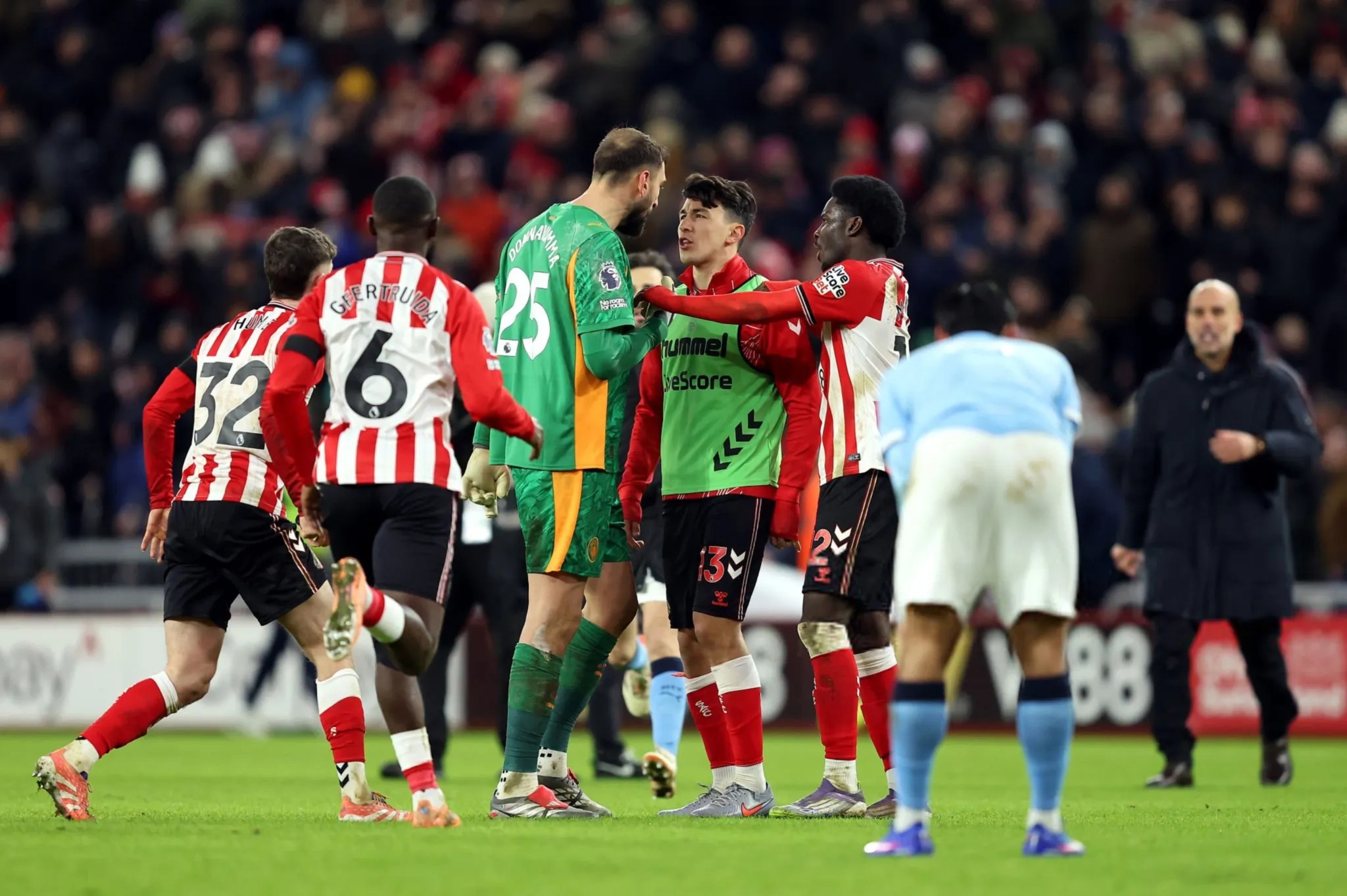 Man City trả gi&aacute; đắt, g&acirc;y n&aacute;o loạn, Arsenal hưởng niềm vui - Ảnh 9.