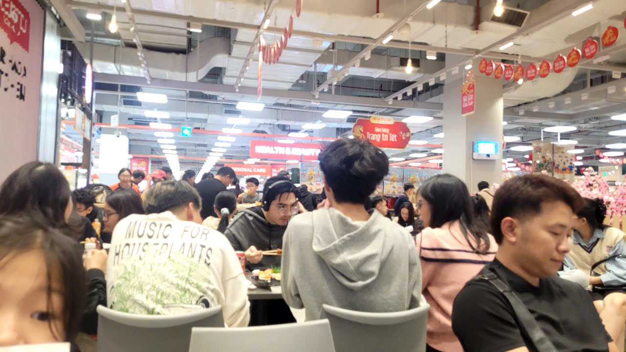 Người dân đổ về trung tâm thương mại vui chơi, mua sắm, xếp hàng dài thưởng thức ẩm thực - Ảnh 3.