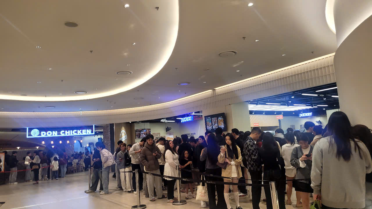 Người dân đổ về trung tâm thương mại vui chơi, mua sắm, xếp hàng dài thưởng thức ẩm thực - Ảnh 2.