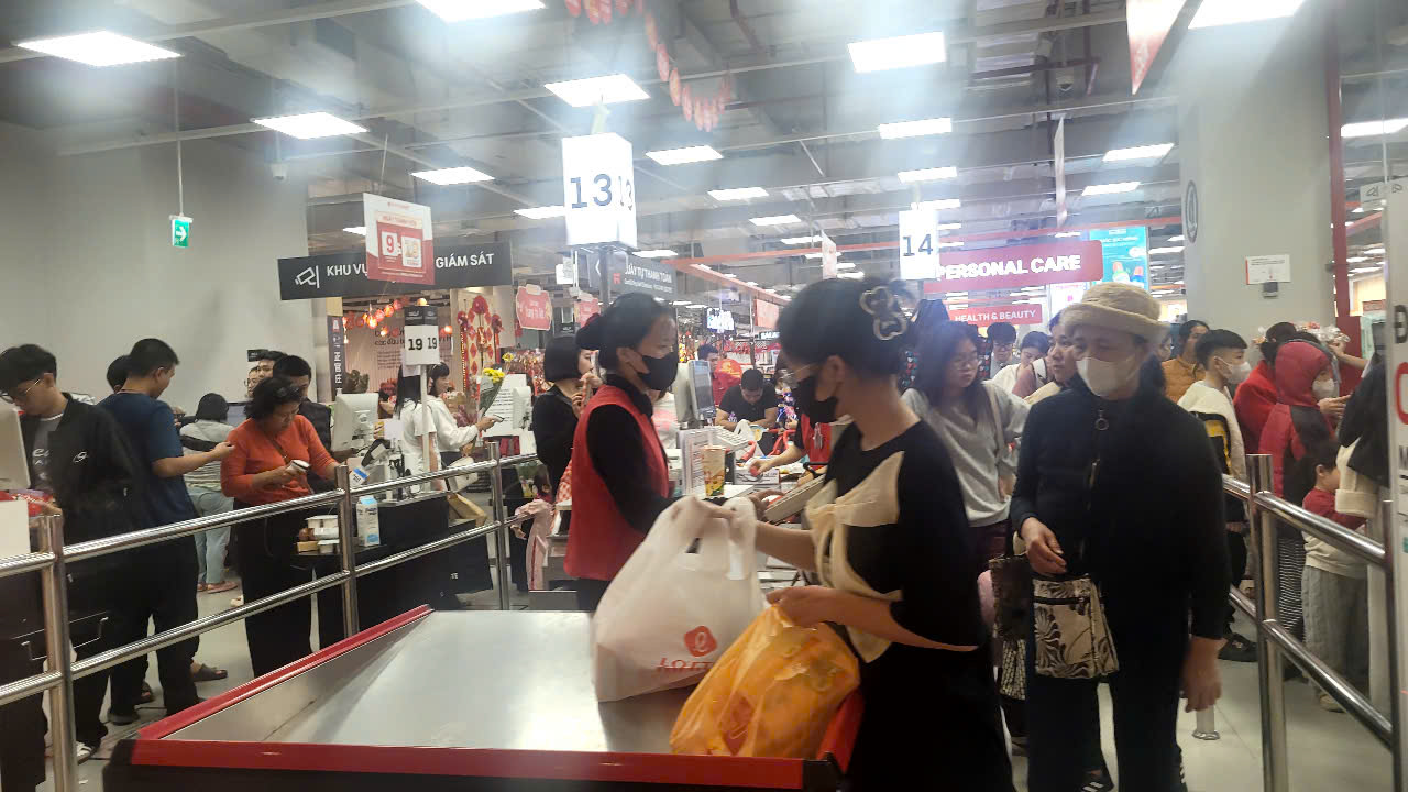 Người dân đổ về trung tâm thương mại vui chơi, mua sắm, xếp hàng dài thưởng thức ẩm thực - Ảnh 5.