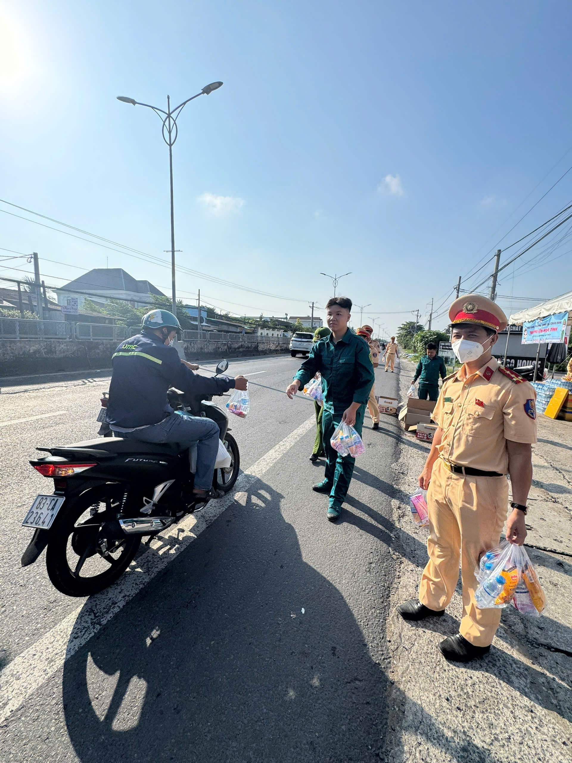 Trạm dừng ch&acirc;n nghĩa t&igrave;nh của C&ocirc;ng an tỉnh Đồng Th&aacute;p hỗ trợ người d&acirc;n về qu&ecirc; Tết - Ảnh 7.