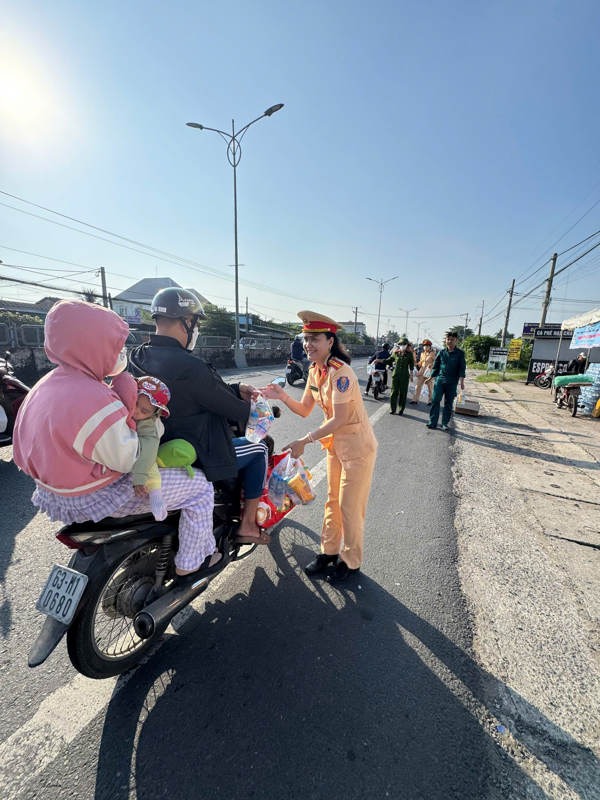 Trạm dừng ch&acirc;n nghĩa t&igrave;nh của C&ocirc;ng an tỉnh Đồng Th&aacute;p hỗ trợ người d&acirc;n về qu&ecirc; Tết - Ảnh 8.