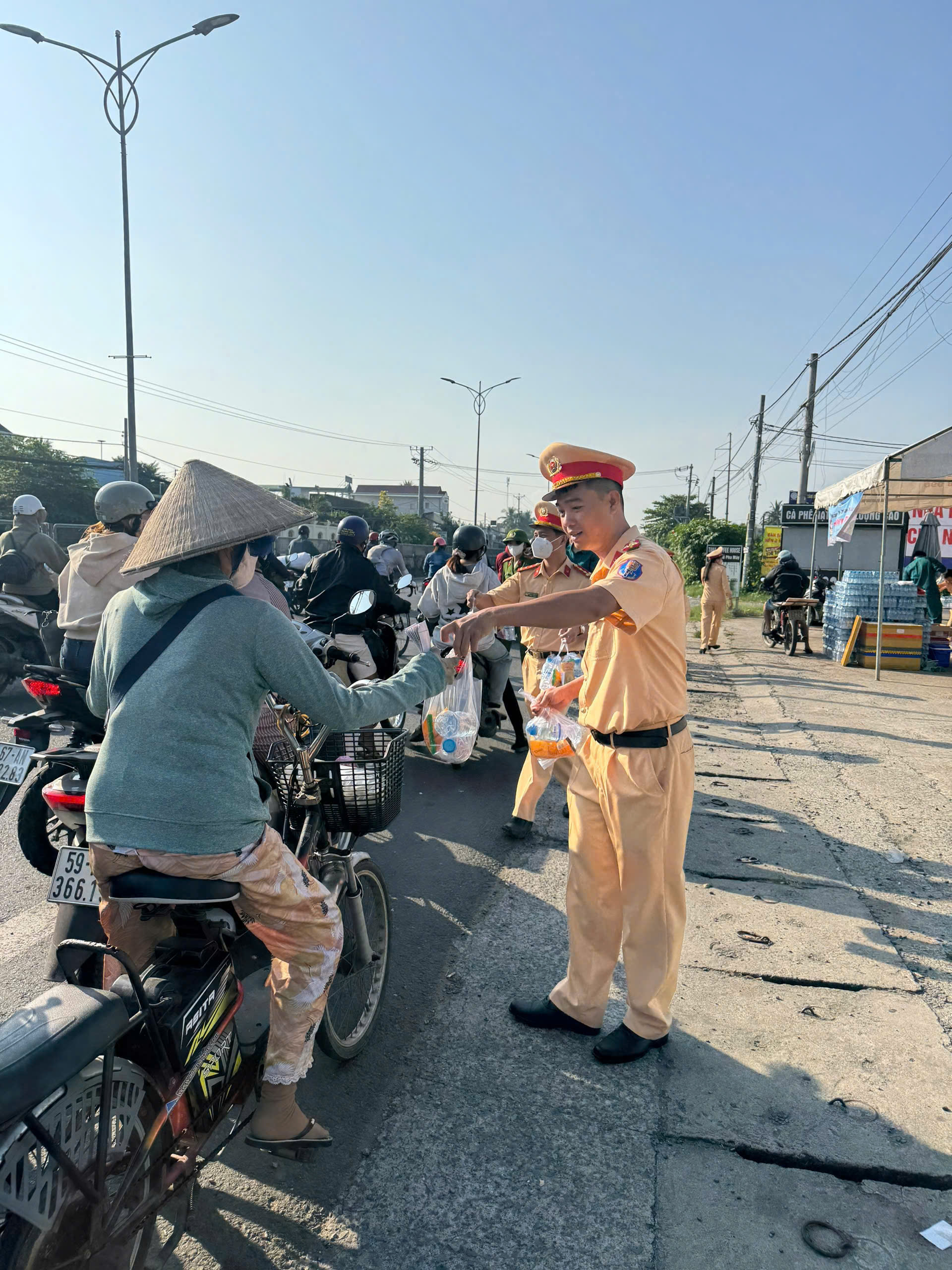 Trạm dừng ch&acirc;n nghĩa t&igrave;nh của C&ocirc;ng an tỉnh Đồng Th&aacute;p hỗ trợ người d&acirc;n về qu&ecirc; Tết - Ảnh 9.