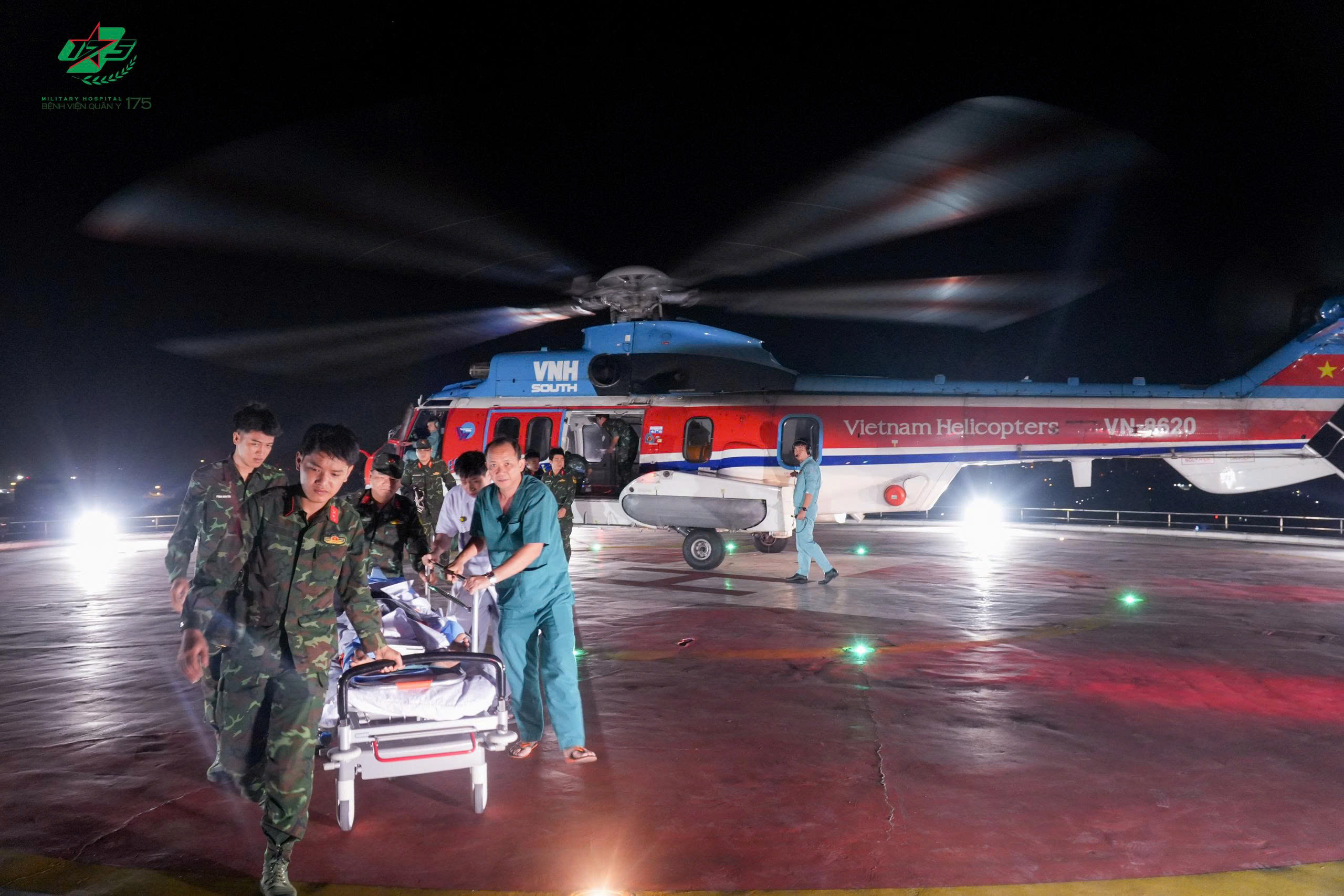 Trực thăng quân đội đưa bệnh nhân nguy kịch từ đảo Nam Yết về đất liền an toàn - Ảnh 4.