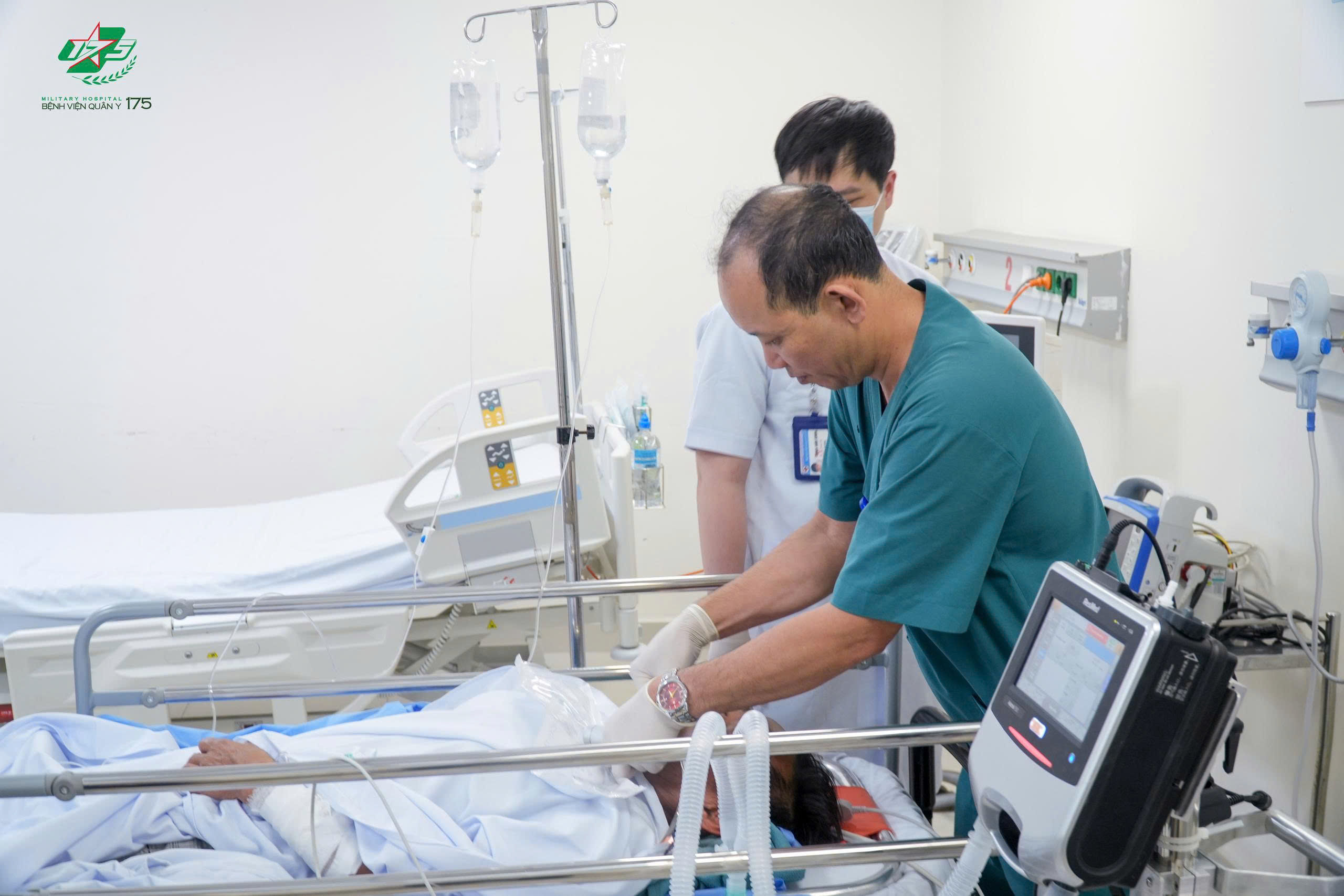 Trực thăng quân đội đưa bệnh nhân nguy kịch từ đảo Nam Yết về đất liền an toàn - Ảnh 5.