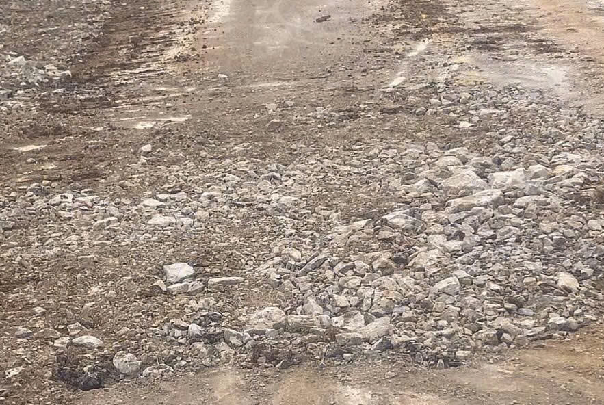 Điều bất thường xuất hiện giữa Quốc lộ 9B ở Quảng Trị - Ảnh 2. Điều bất thường xuất hiện giữa Quốc lộ 9B ở Quảng Trị - Ảnh 2.