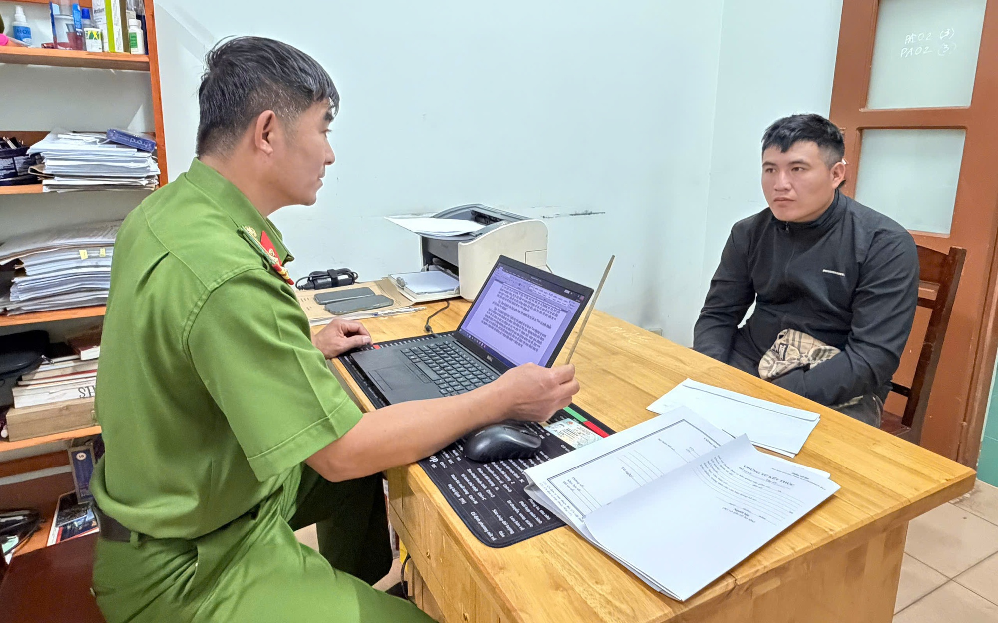 Diễn biến mới vụ Tý hai lầu tấn công tài xế taxi bằng đũa - Ảnh 2. Diễn biến mới vụ Tý hai lầu tấn công tài xế taxi bằng đũa - Ảnh 2.