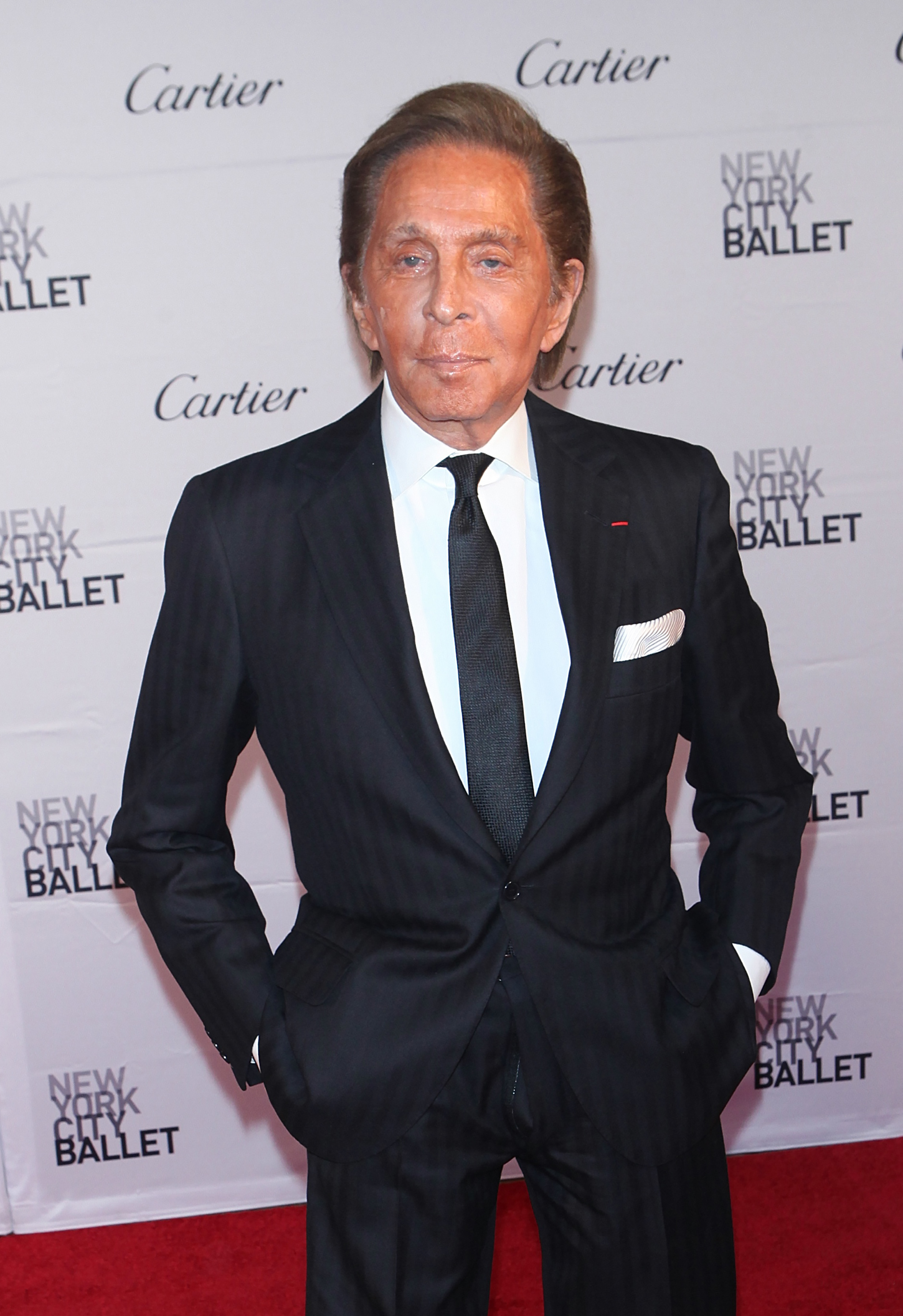 Thương tiếc nhà thiết kế huyền thoại Valentino - Ảnh 2.