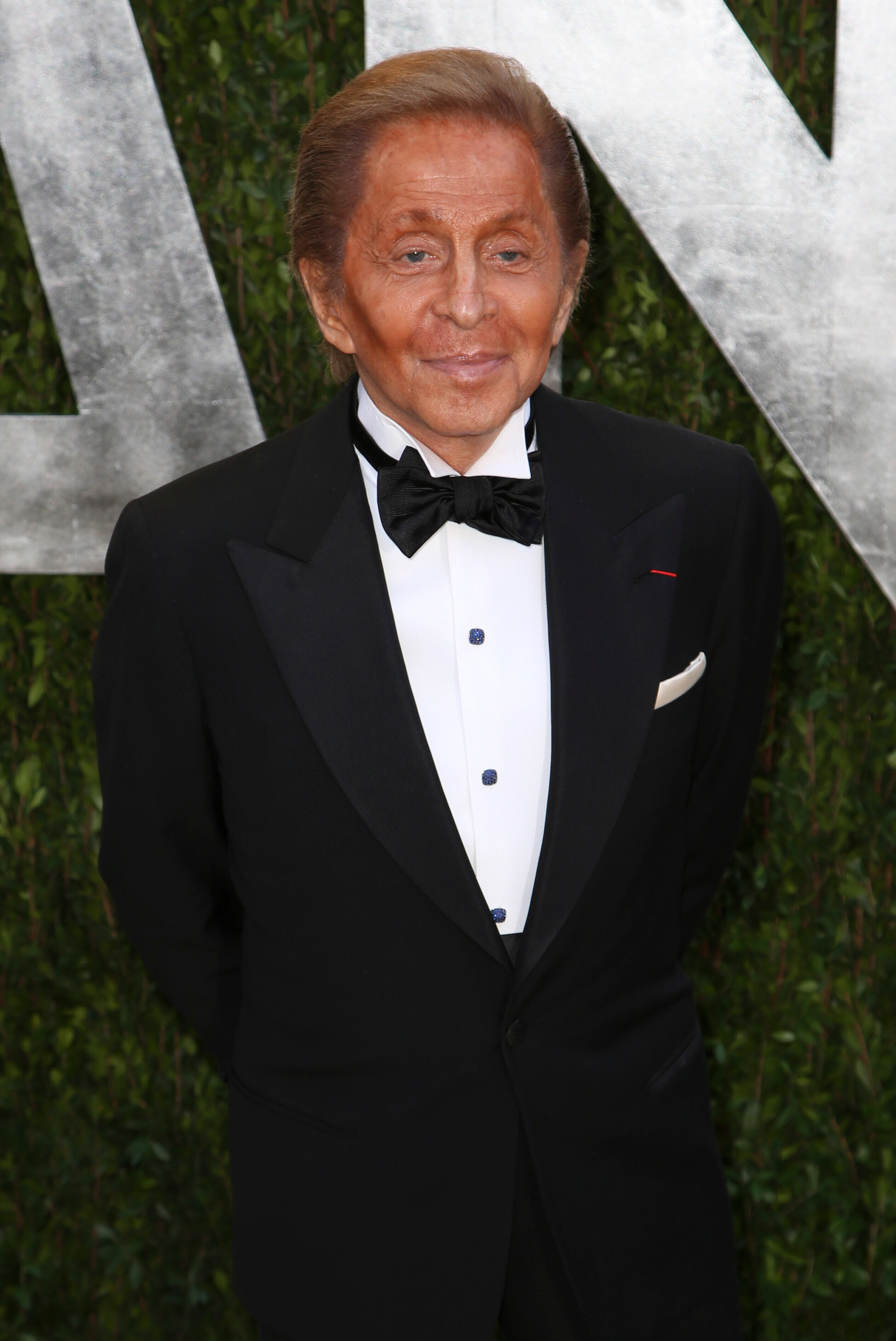 Thương tiếc nhà thiết kế huyền thoại Valentino - Ảnh 1.