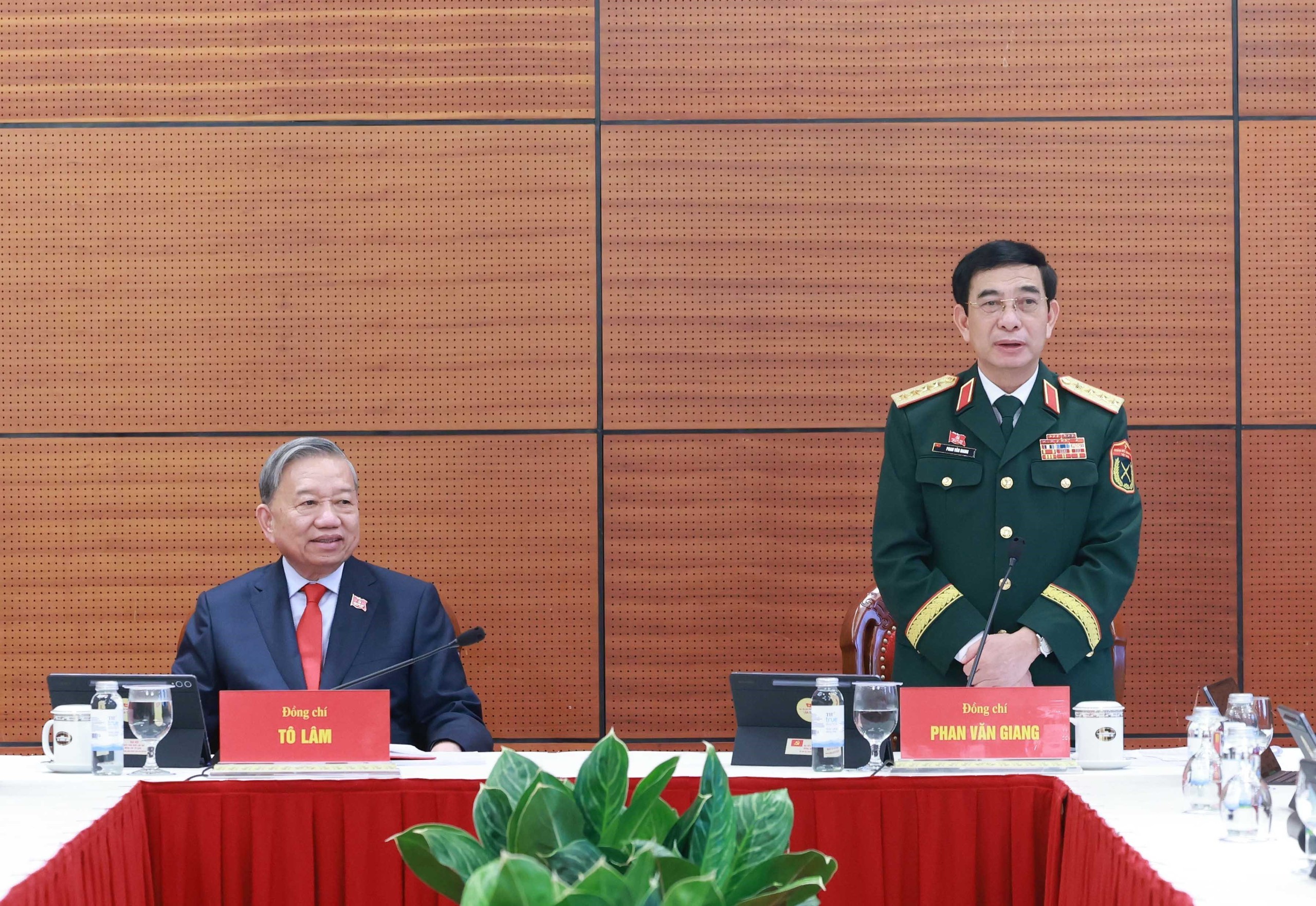 Đại biểu l&agrave;m việc tại Đo&agrave;n, thảo luận c&aacute;c văn kiện Đại hội XIV của Đảng - Ảnh 5.