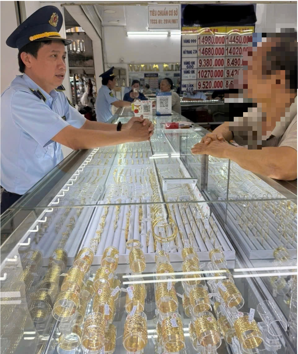 Doanh nghiệp vàng tại Vĩnh Long bị phạt nặng vì bán vàng giả mạo nhãn hiệu Chanel - Ảnh 1.