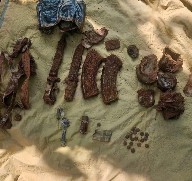 T&igrave;m thấy h&agrave;i cốt liệt sĩ k&egrave;m lọ thủy tinh chứa th&ocirc;ng tin quan trọng - Ảnh 1.