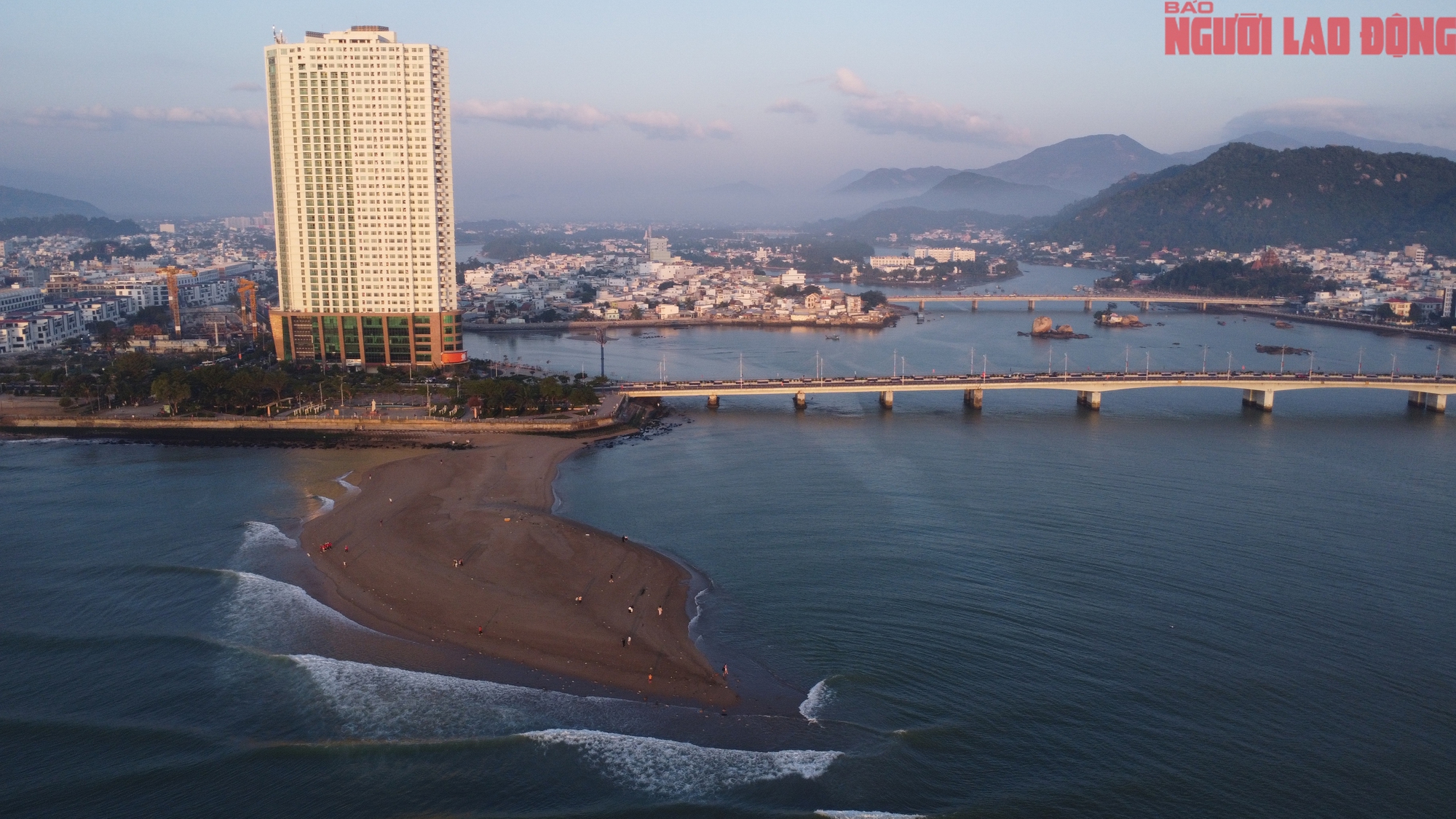 Cồn c&aacute;t lạ xuất hiện ở cửa biển Nha Trang thu h&uacute;t du kh&aacute;ch tham quan - Ảnh 1.